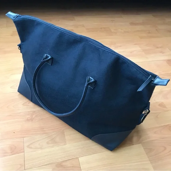 ♻️Reposted New DSW navy felt weekender bag for your traveling - Picture 7 of 14